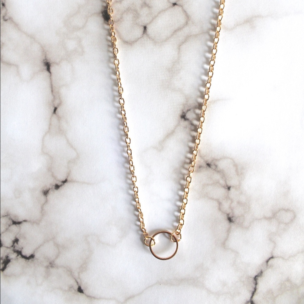 Dainty Gold Circle Pendant Necklace - Picture 3 of 3